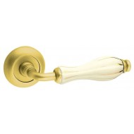 Ручки дверные Fimet Lady 148-231C F02 матовая латунь/белый фарфор золотая полоска